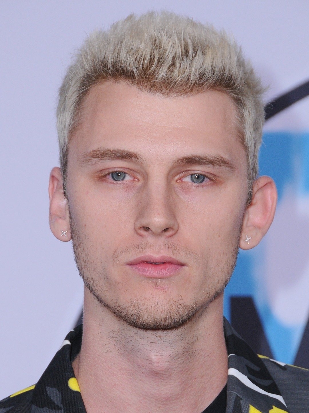 How tall is Machine Gun Kelly?